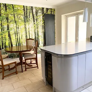 Holiday home Spacious Five-bedroom House Close To Centre - Orchid House United Kingdom